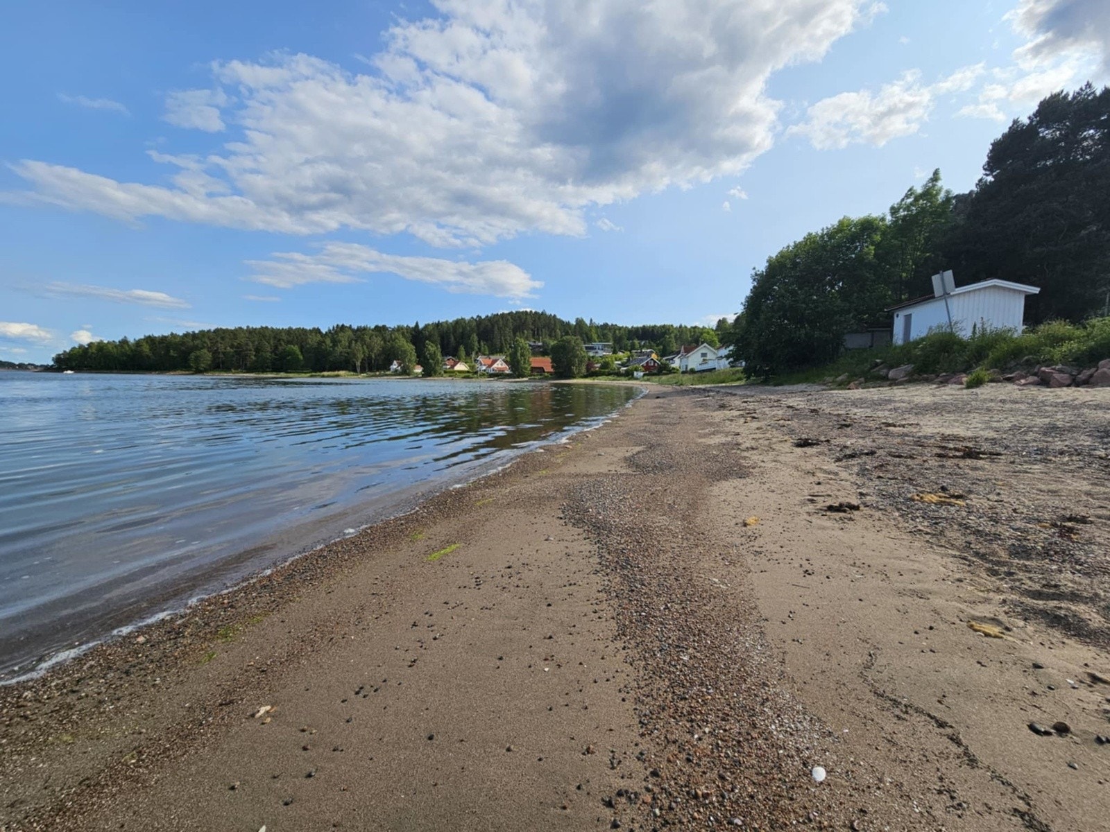 Bergerbukta ligger like ved med langgrunn naturlig sandstrand, kyststi med gode bade- og fiskemuligheter Galleribilde