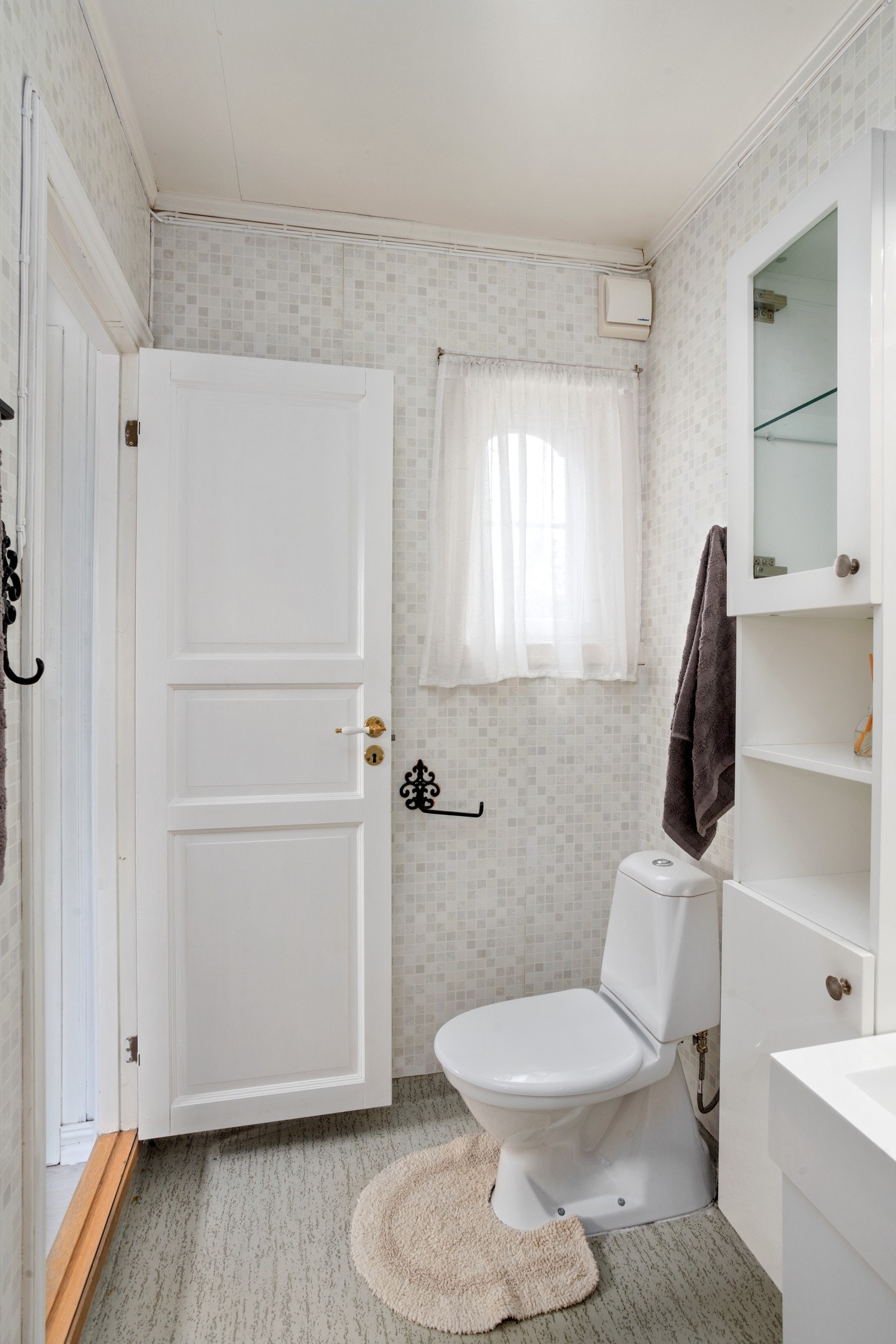 Baderommet er lagt med vinylgulv og våtromstapet. Galleribilde