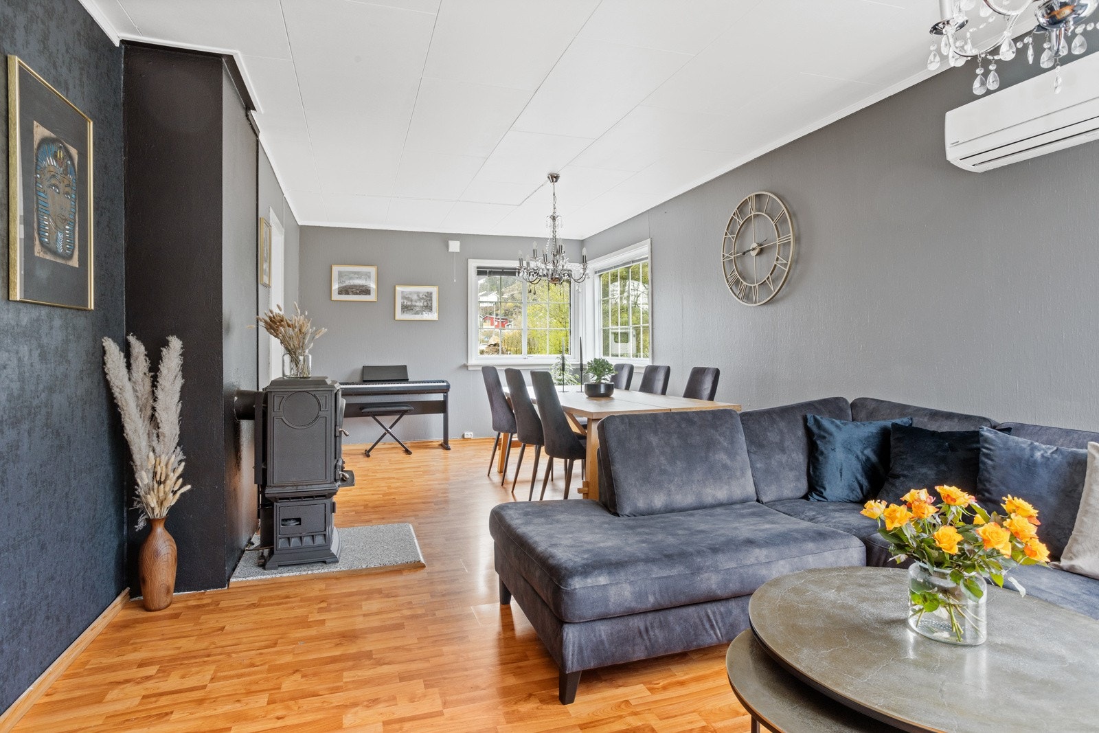 Luftig stue med naturlig sonedeling mellom TV-kroken og spisegruppen. Galleribilde