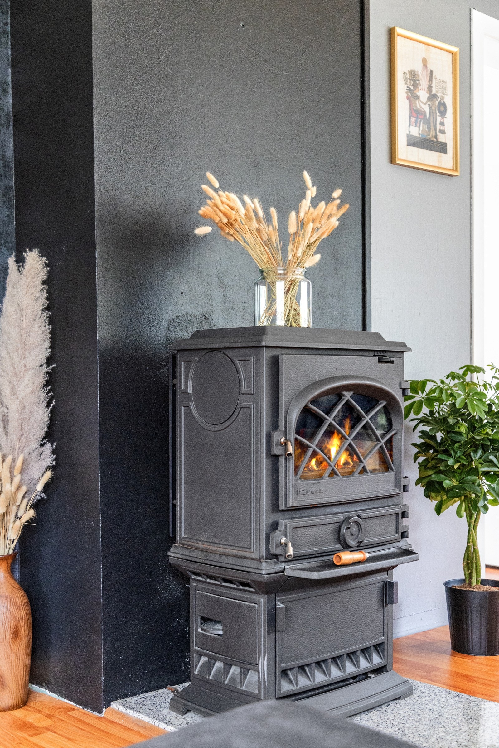 Peisen, sentralt plassert i stuen, sørger for behagelig varme på kjølige kvelder. Den ble inspisert i 2022 uten avvik. Galleribilde