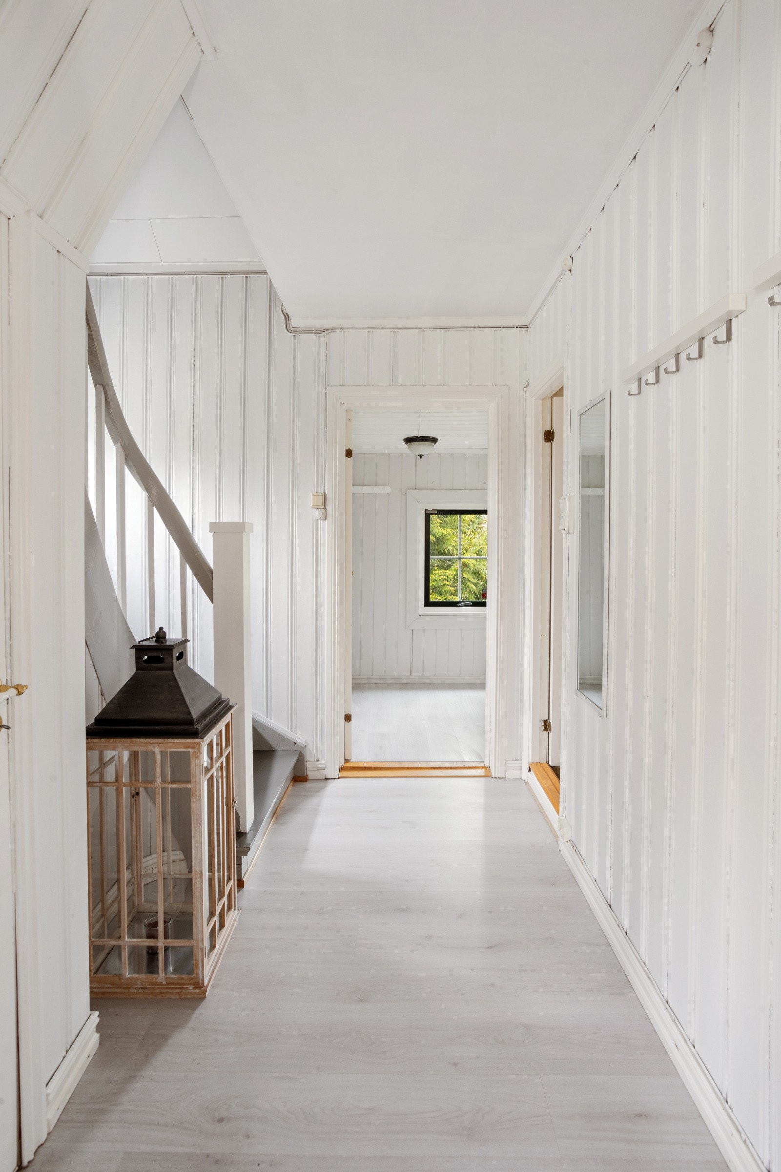 Fint trapperom med adkomst fra entré og tilkomst til baderom. Galleribilde