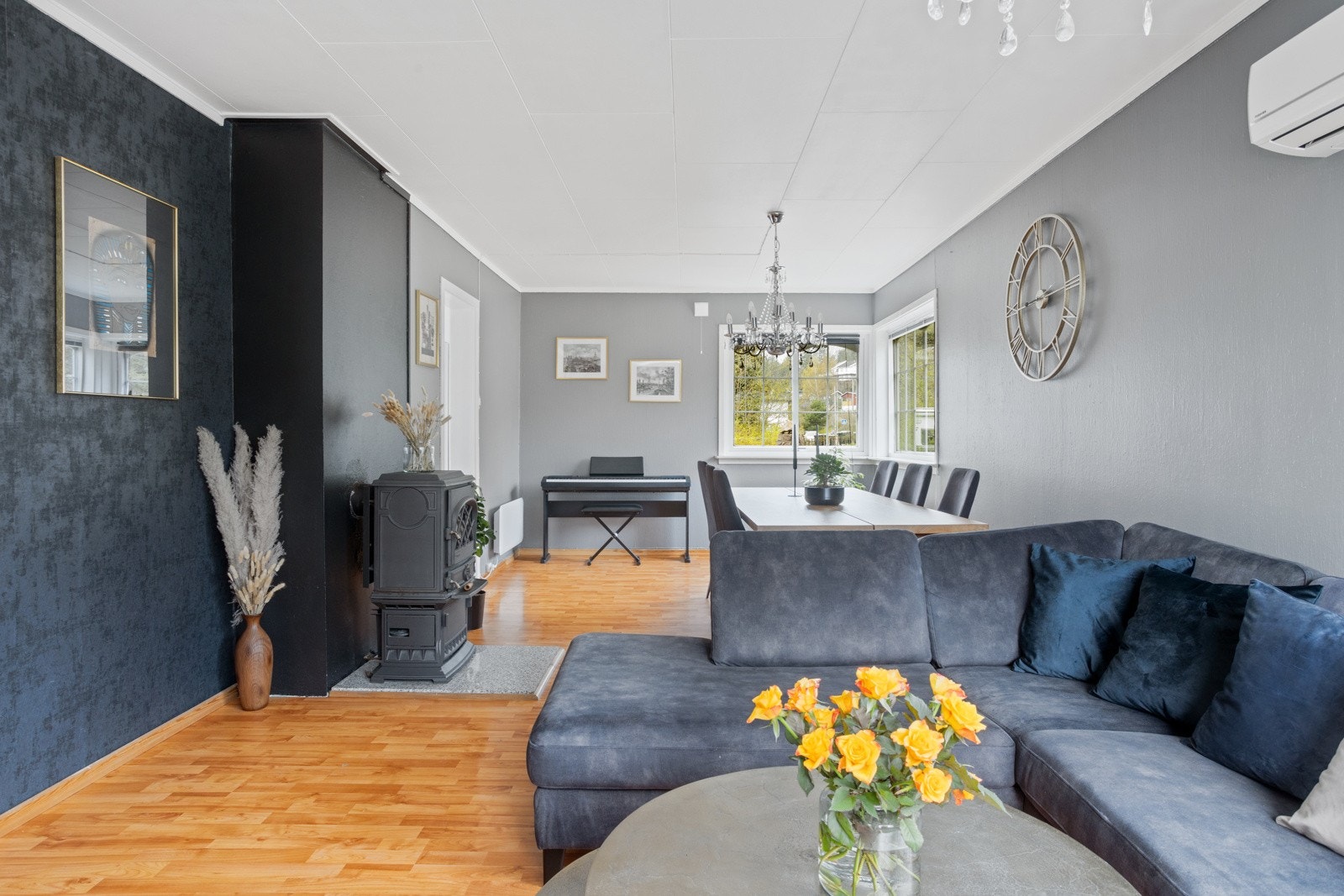 Flere vindusflater i stuen gir rikelig med naturlig lys. Galleribilde