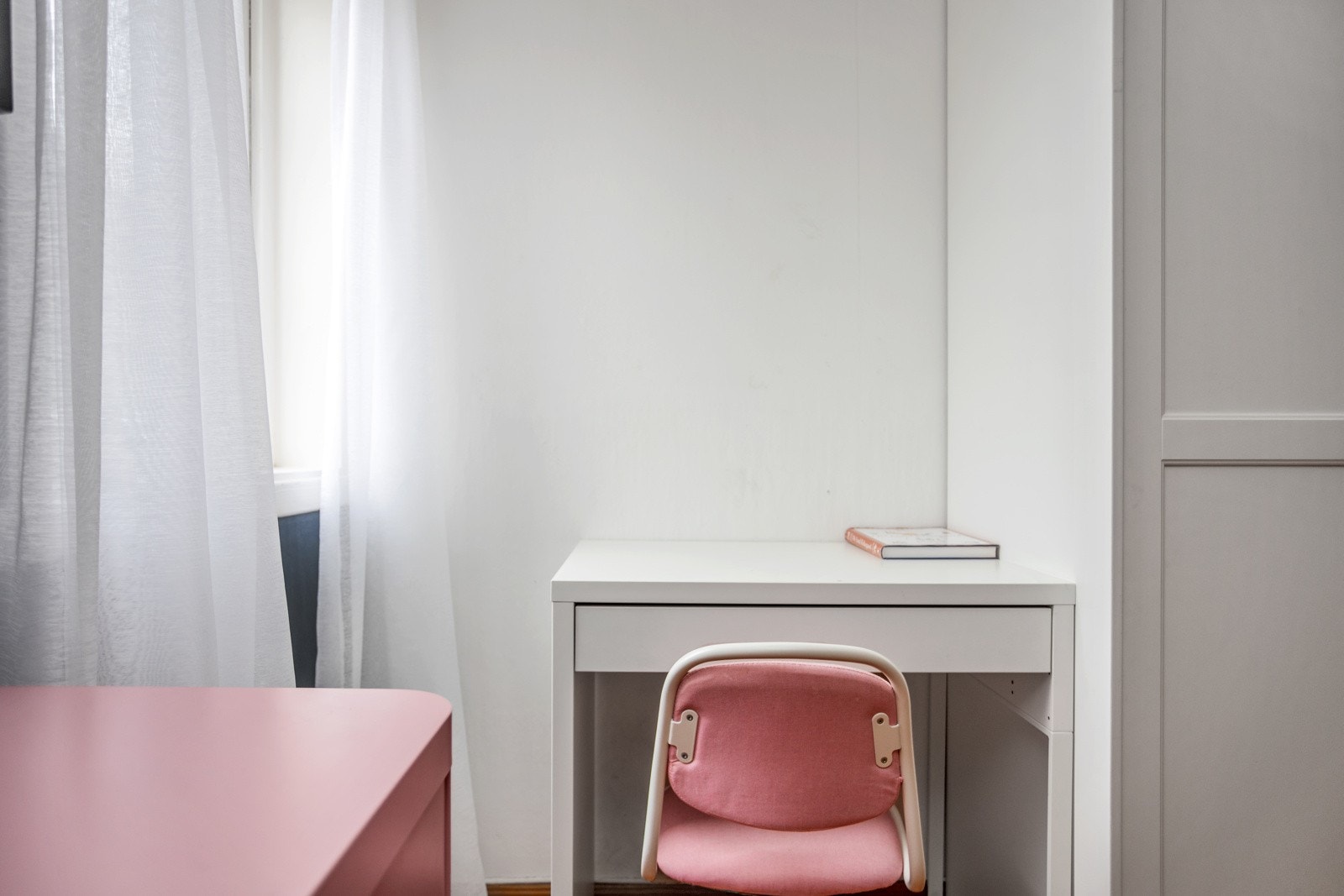 Avsatt plass til pult ved vinduspost. Galleribilde