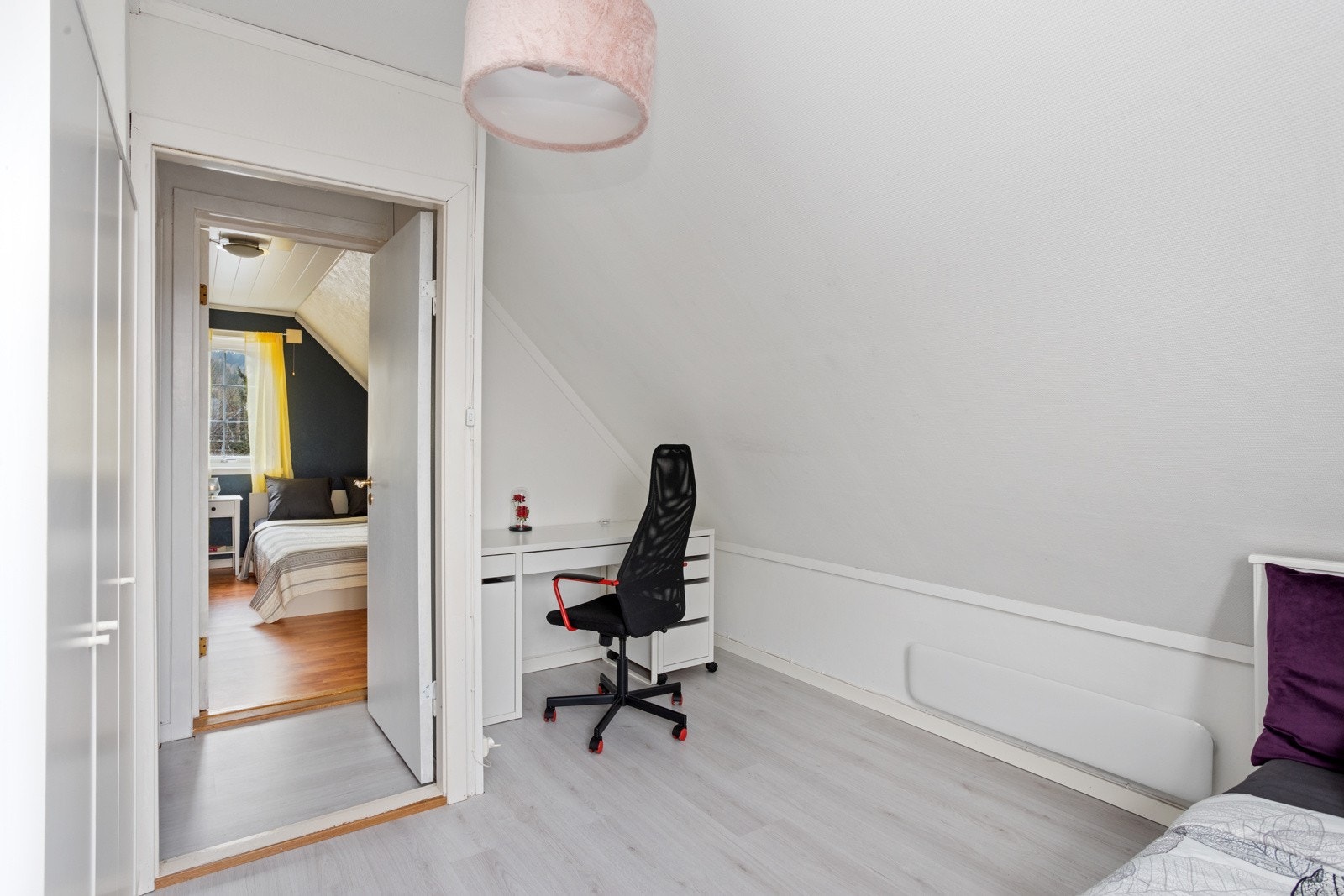 Soverommet er lagt med nytt laminatgulv og det er egen krok for skrivebord. Galleribilde