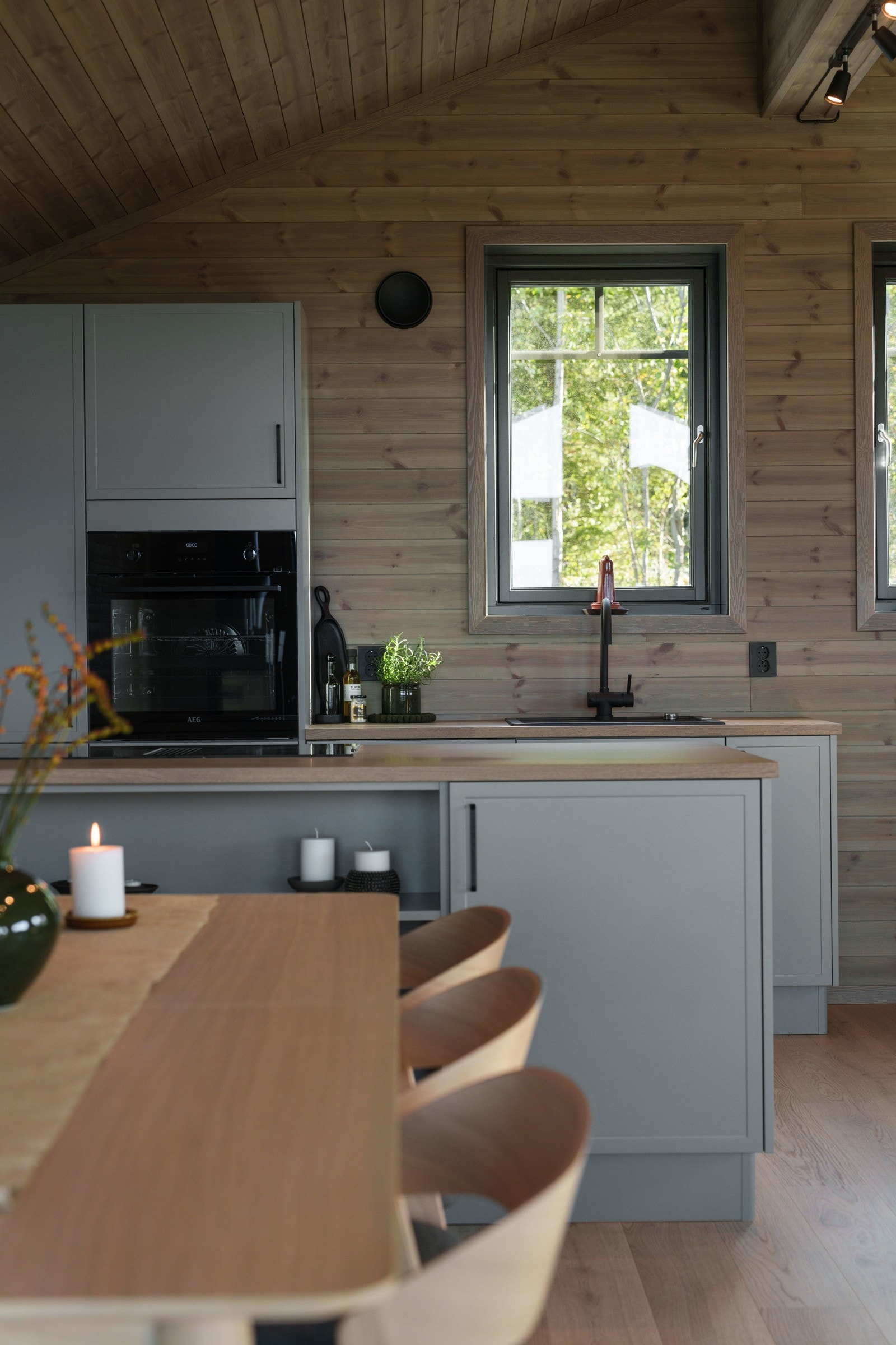 Venner og familie samles rundt et langbord for hyggelige måltider. Galleribilde