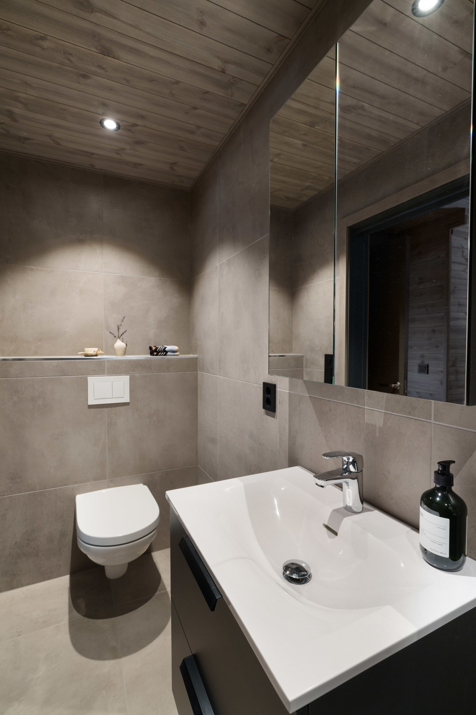 Badet har badromsinnredning med servant, toalett og dusj. Galleribilde