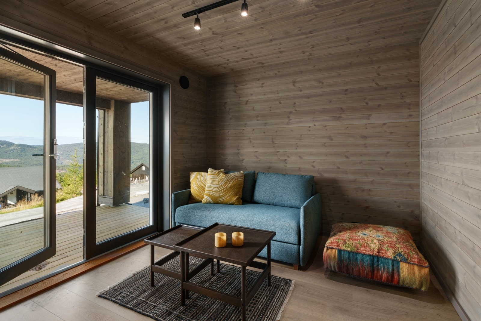 Romlig stue med utgang til terrassen. Plass til en sofa til hele familien som er perfekt for sene filmkvelder. Galleribilde