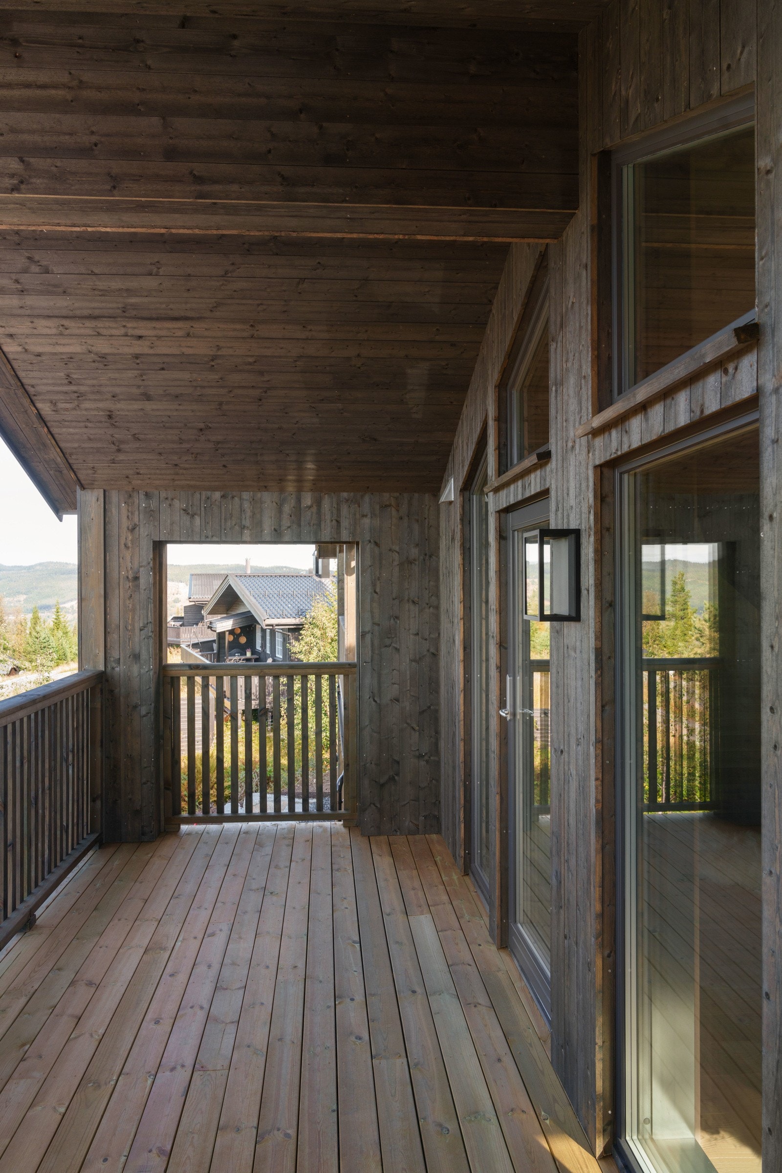 Fra stuen i andre etasje er det utgang til en veranda på 13 kvm med overbygg og spilerekkverk. Galleribilde