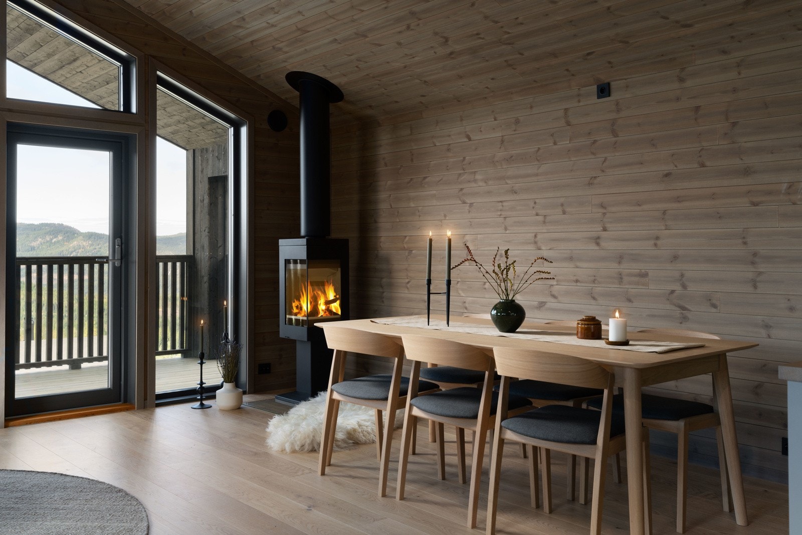 Kombinasjonen av enstavs laminat, panelkledde vegger, høy himling og sorte spotter gir et meget pent rom. Galleribilde