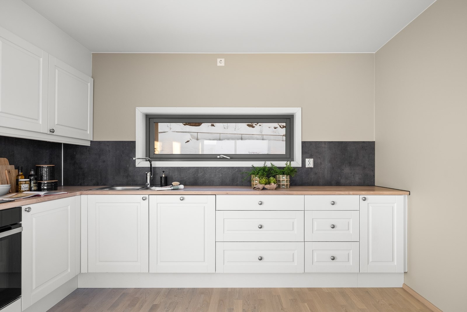 Integrerte hvitevarer med komfyr, platetopp og oppvaskmaskin Galleribilde