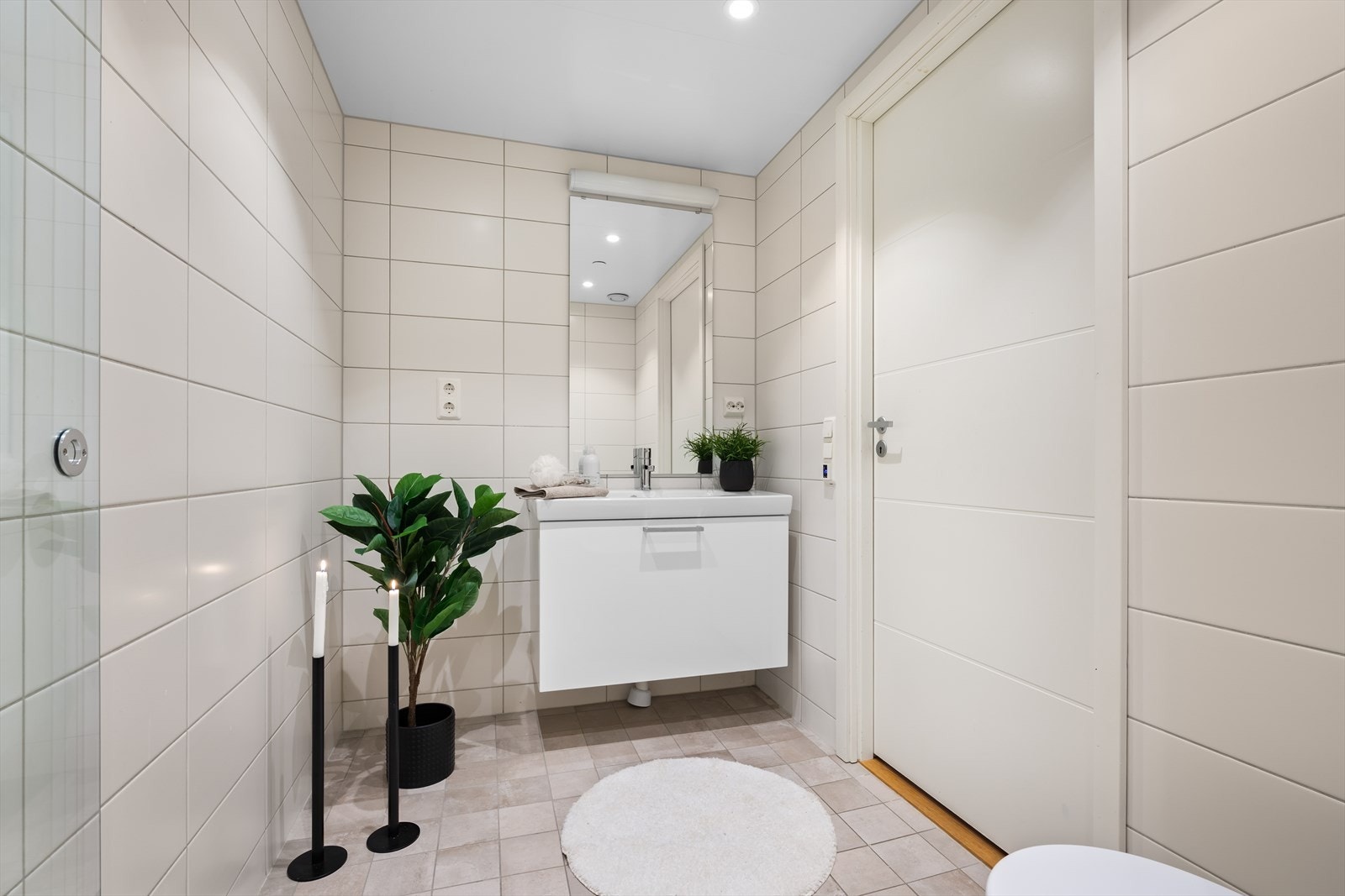 Badet har downlights i himling og varme i gulv. Galleribilde