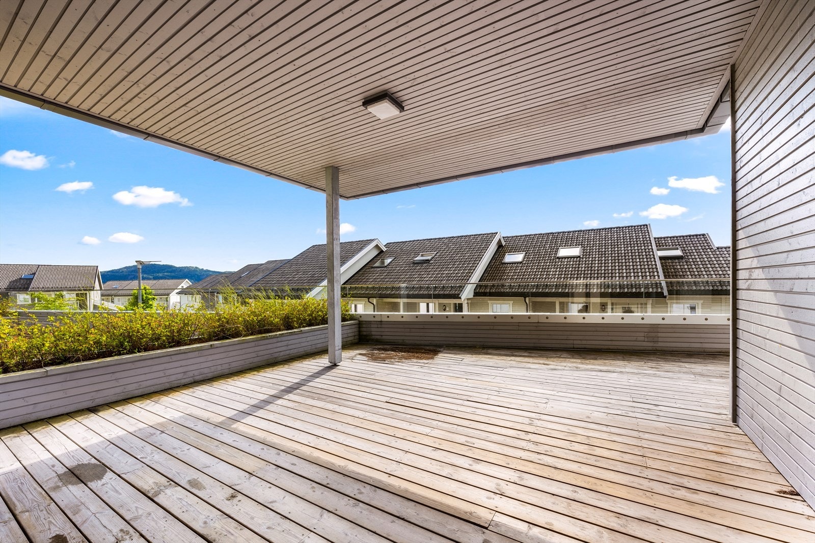 Terrassen er delvis overbygget, her kan man nyte fine sommerdager selv om det skulle komme noen regndråper. Galleribilde