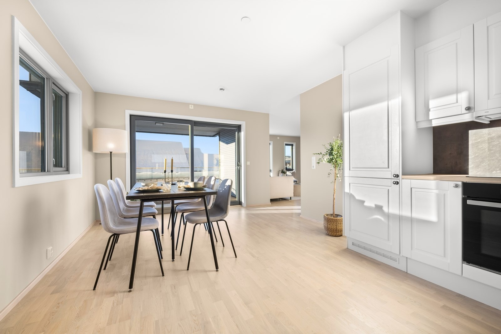 Utgang til terrasse fra spisestuen. Galleribilde