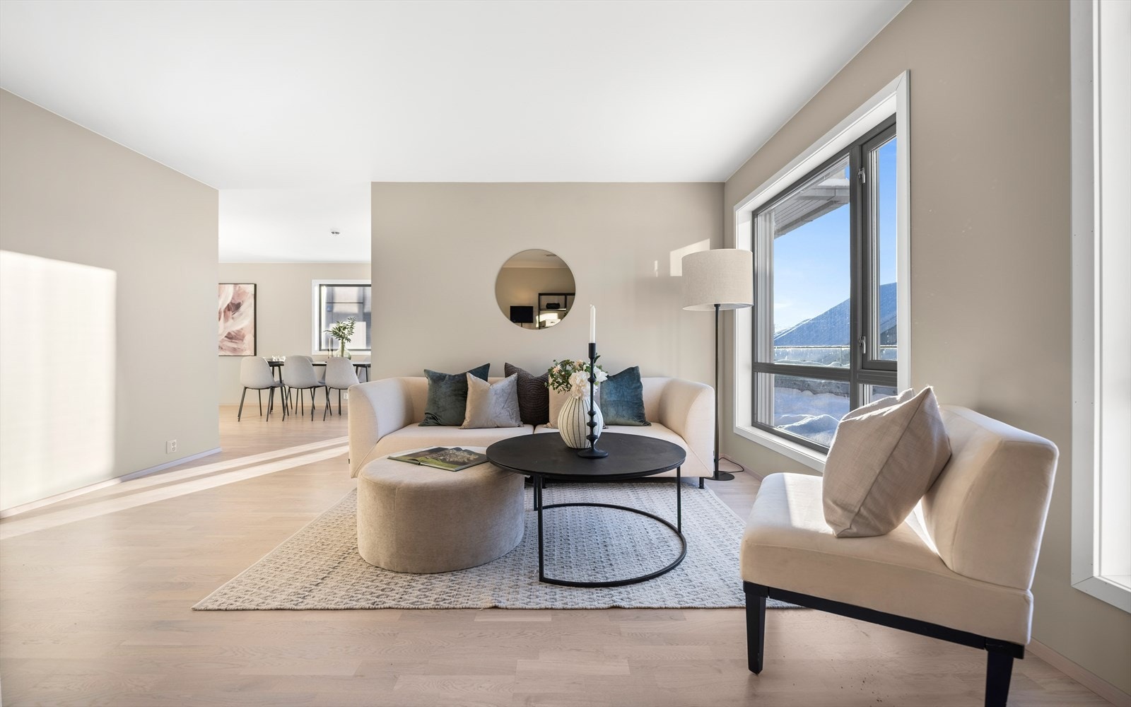 Delvis åpent mot spisestue. Galleribilde