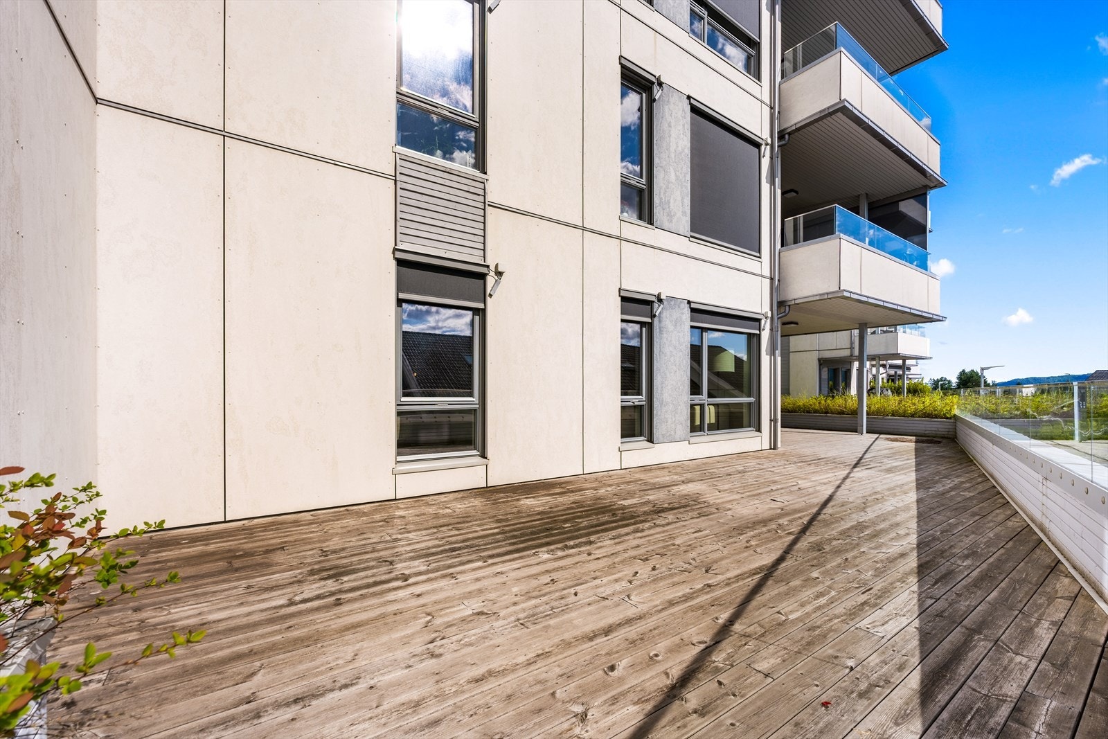 Den store terrassen gir god anledning til å møblere i flere soner. Galleribilde