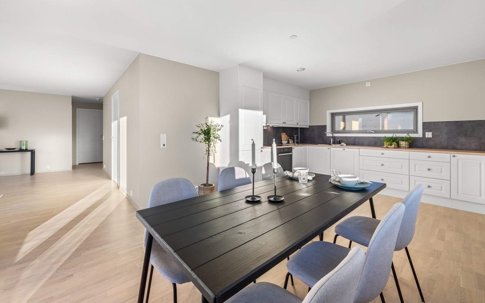 Spisestue med åpen kjøkkenløsning. Galleribilde