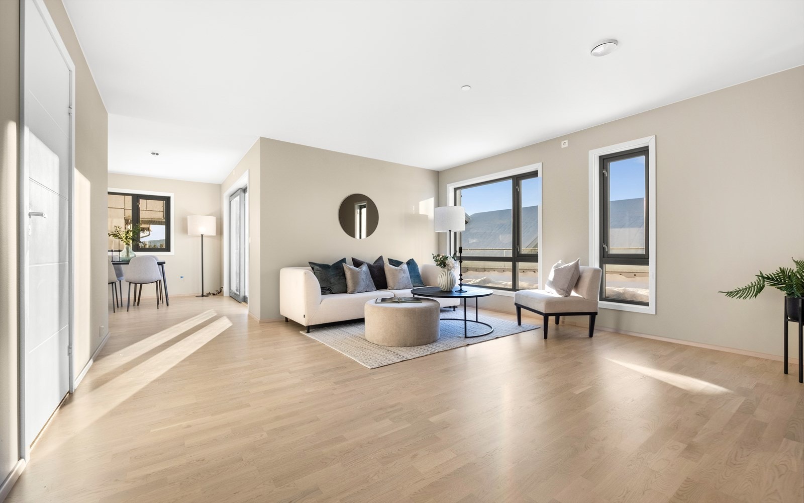 Stue med gode vindusflater som gir godt med naturlig lys. Galleribilde