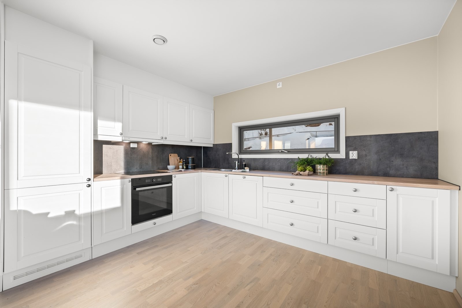 Pen, moderne innredning som har godt med skapplass. Galleribilde