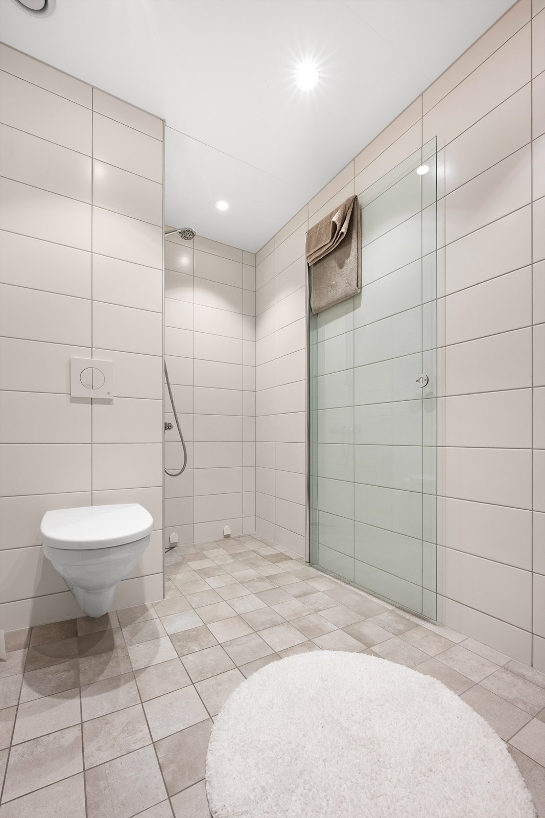 Pent bad med lyse, flislagte overflater. Galleribilde