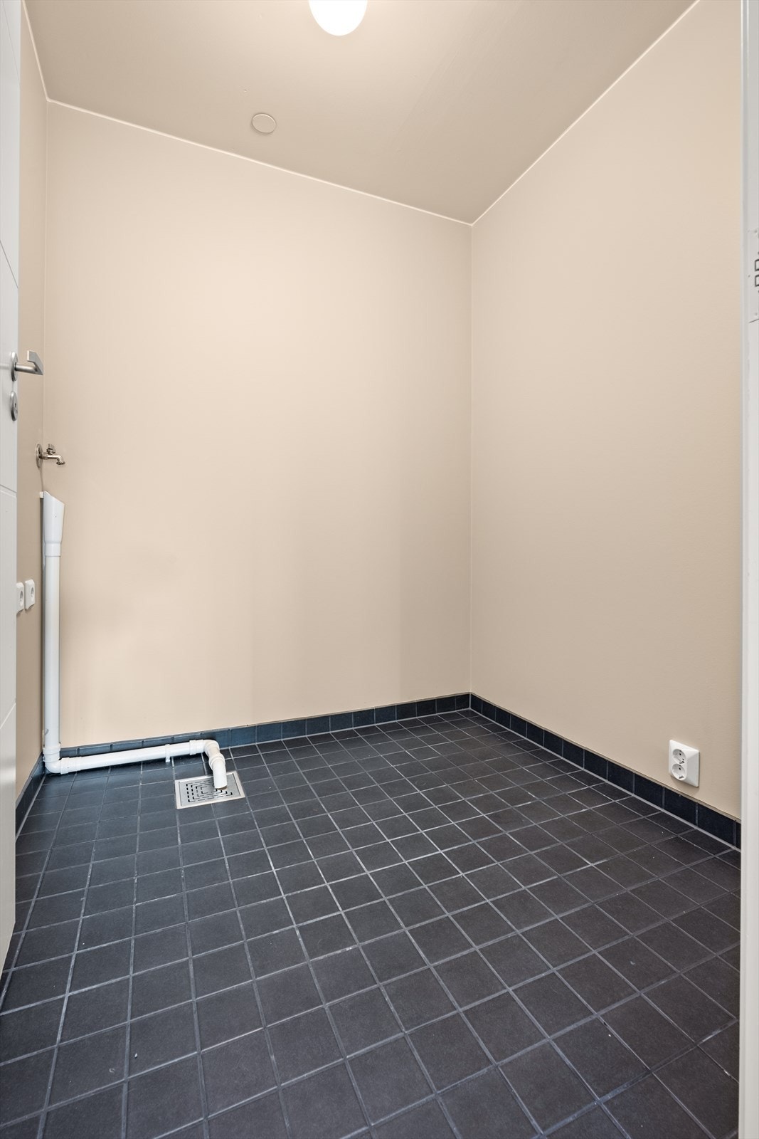 Leiligheten har praktisk, separat vaskerom/bod med opplegg for vaskemaskin og tørketrommel. Galleribilde