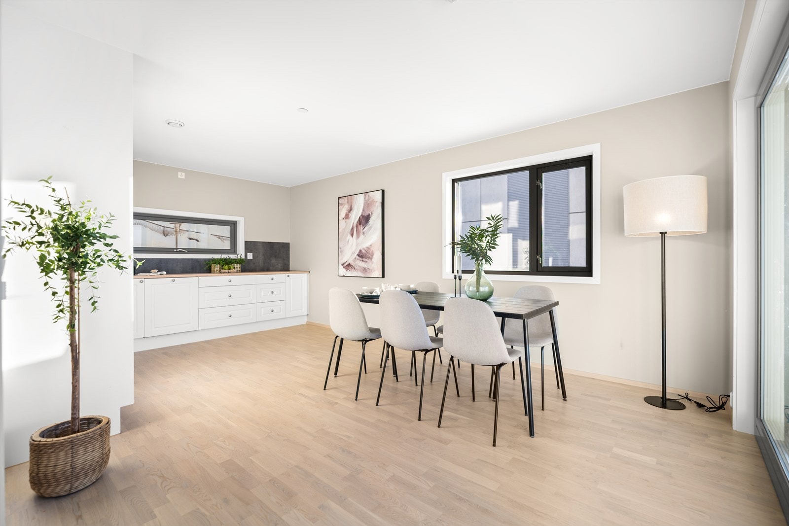 Den åpne løsningen mot kjøkkenet gir en hyggelig spisestue med en fin romfølelse. Galleribilde