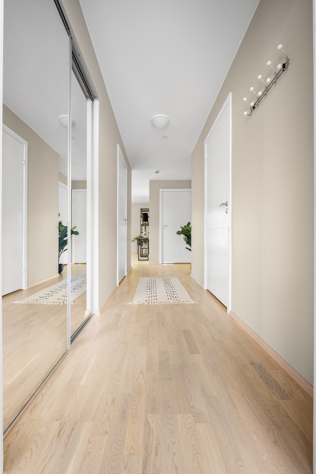 Lys entre med praktisk skyvedørsgarderobe, ønsker velkommen inn. Galleribilde