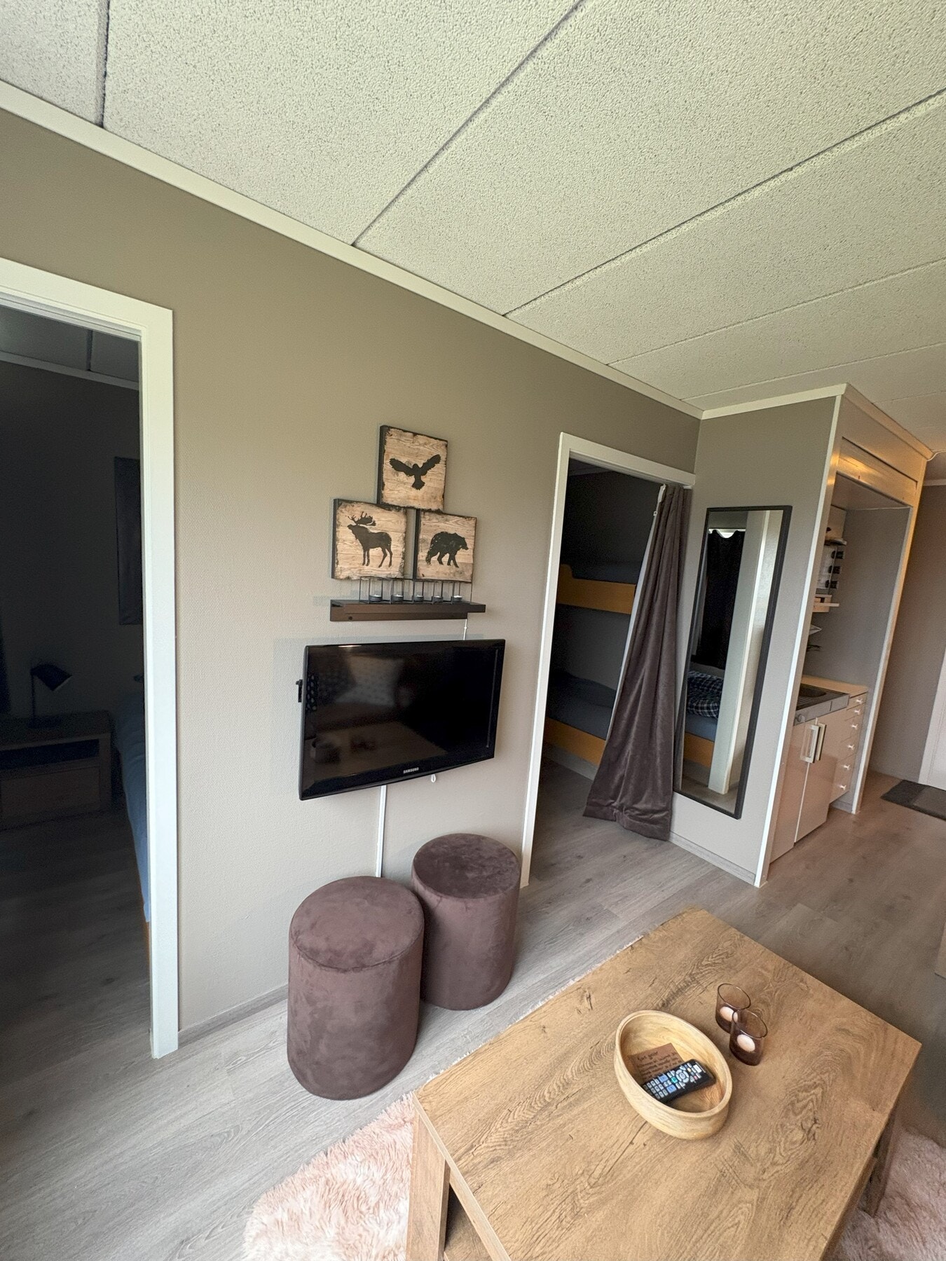 Rommet er utstyrt med vegghengt TV som er plassbesparende. Galleribilde