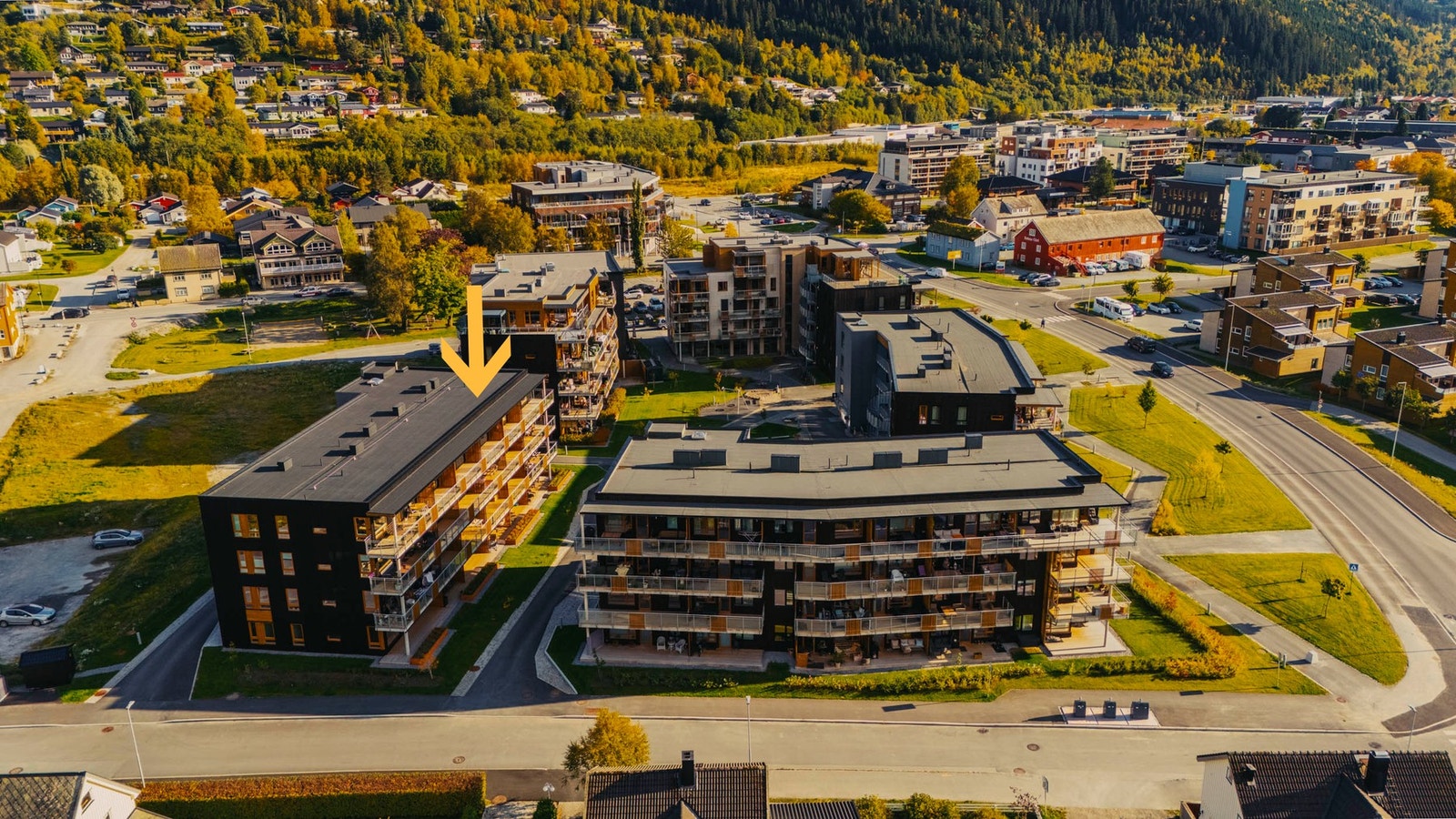 Leiligheten holder gjennomgående høy standard med tidsriktige materialvalg, store vindusflater og en arealeffektiv planløsning som gir en lys og luftig atmosfære. Galleribilde