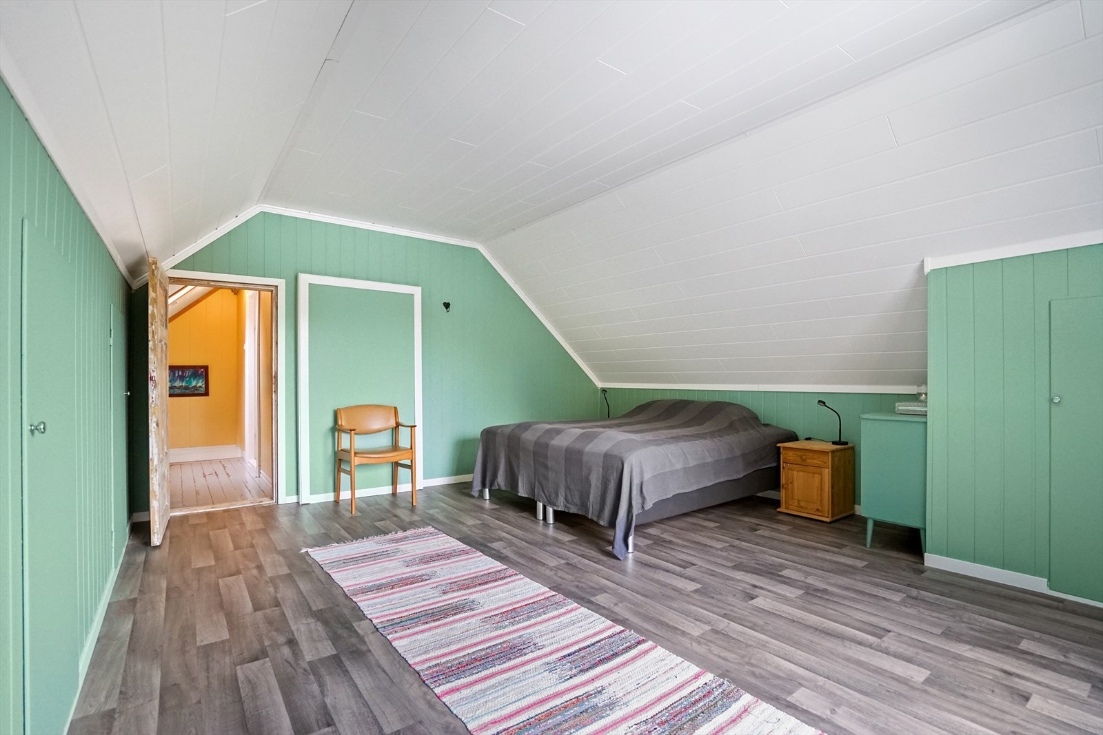 Boligens to soverom er svært romslige og gir god plass for dobbeltseng, nattbord, garderobeløsninger m.m. Galleribilde