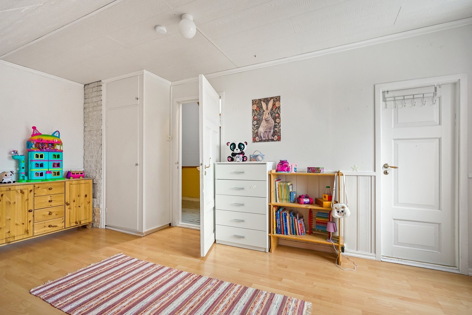 Boligen har to romslige soverom. Dette rommet har en praktisk bod i tilknytning til rommet, som naturlig kan fungere som walk-in garderobe. Galleribilde