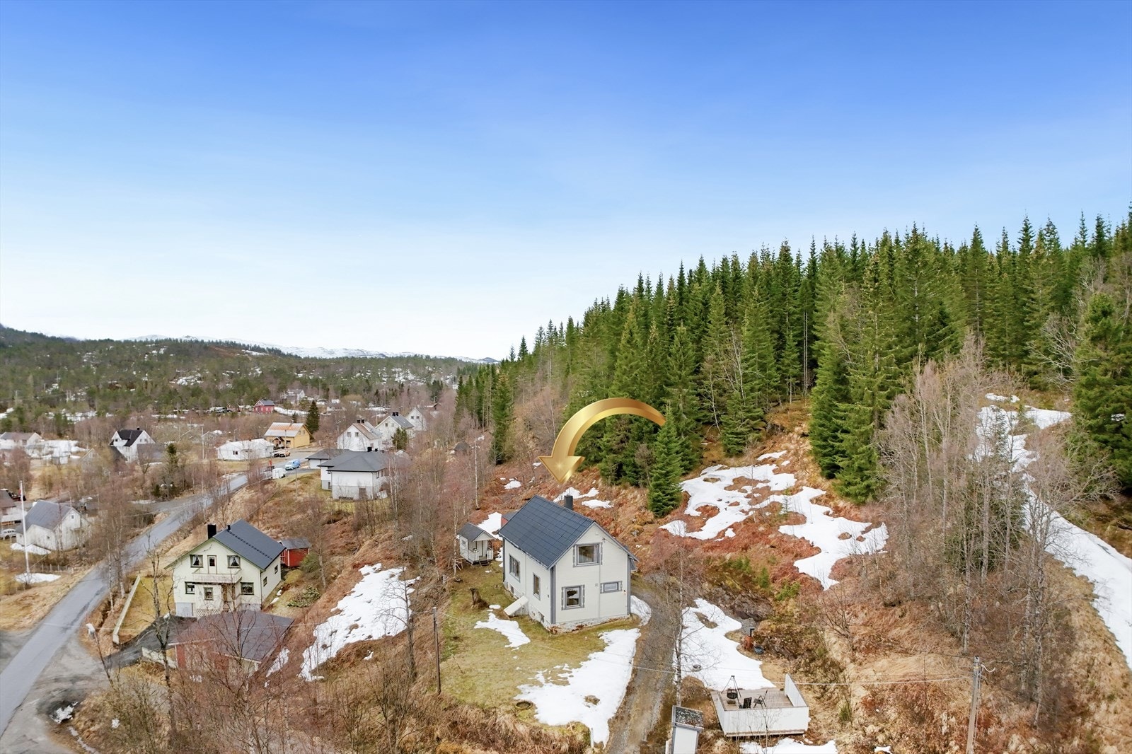 Ønsker du å bo i landlige og rolige omgivelser i Ballangen? Velkommen til Bjørkåsveien 85! Galleribilde