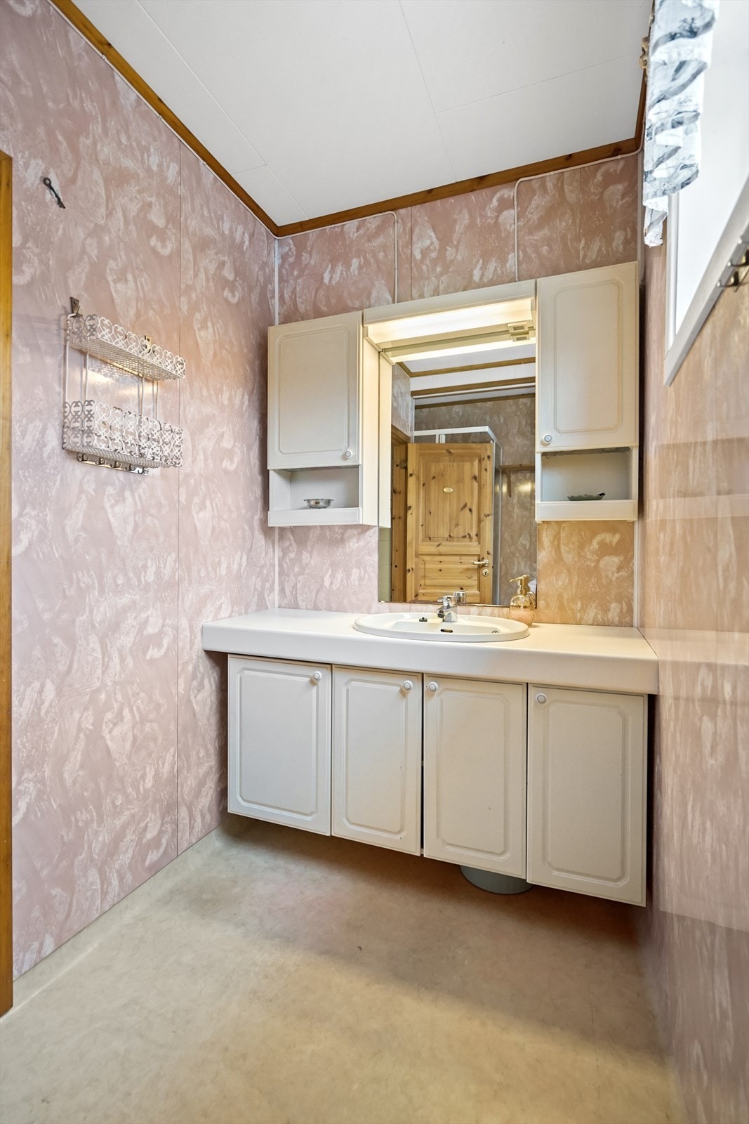 Bad er utstyrt med dusjkabinett, toalett og servantskap. Mulighet for vaskemaskin i kjelleren. Galleribilde