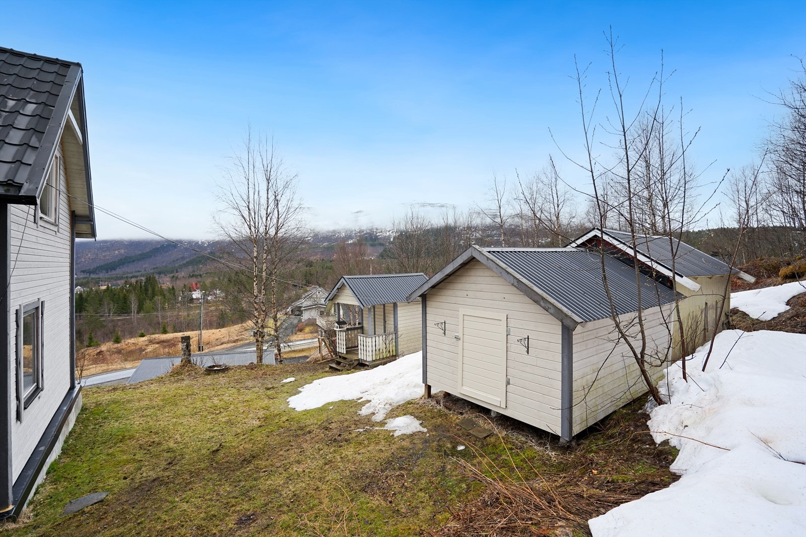 Eiendommen består av flott hageområde med uthus og dokkestue. Galleribilde