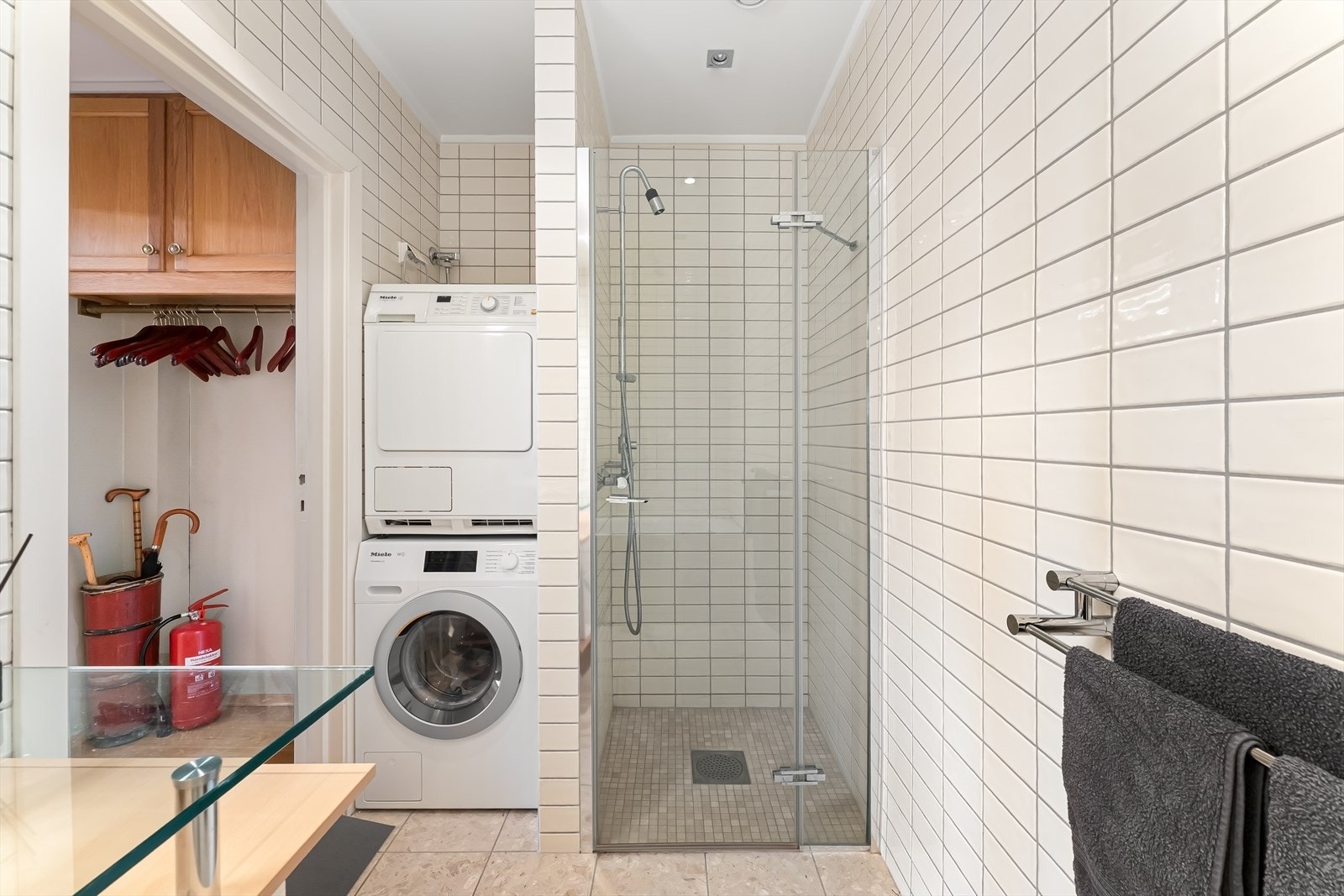 Nisje med opplegg for vaskemaskin/tørketrommel og flislagt gulv med varmekabler. Galleribilde