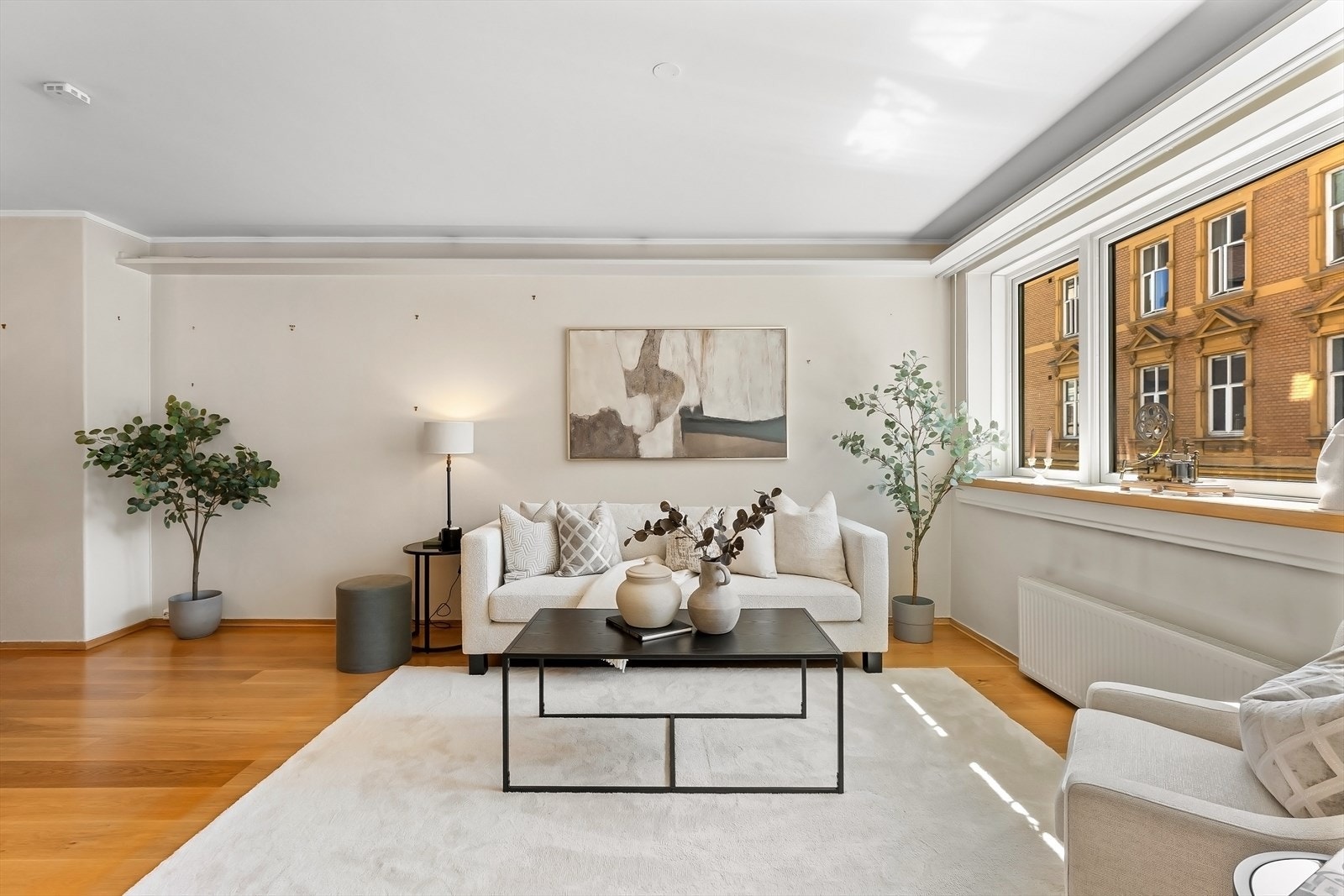 Store vindusflater som slipper inn rikelig med naturlig lys. Galleribilde