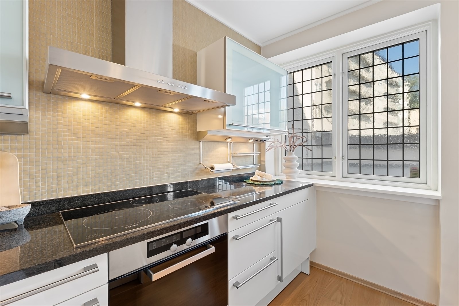 Granitt benkeplate med planlimt vaskekum og Miele induksjon platetopp. Galleribilde