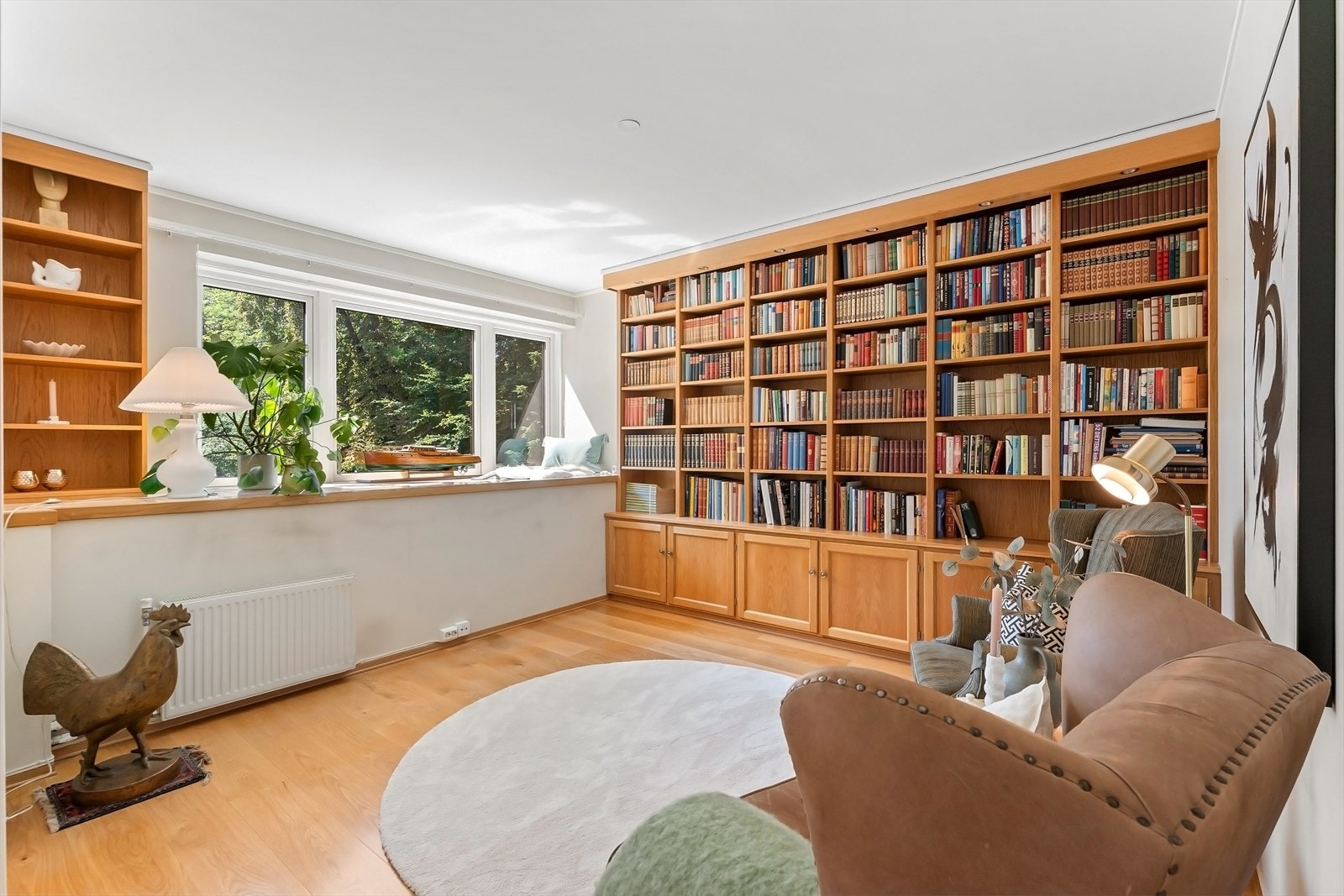 Romslig stue med snekkertilpassede hyller. Galleribilde