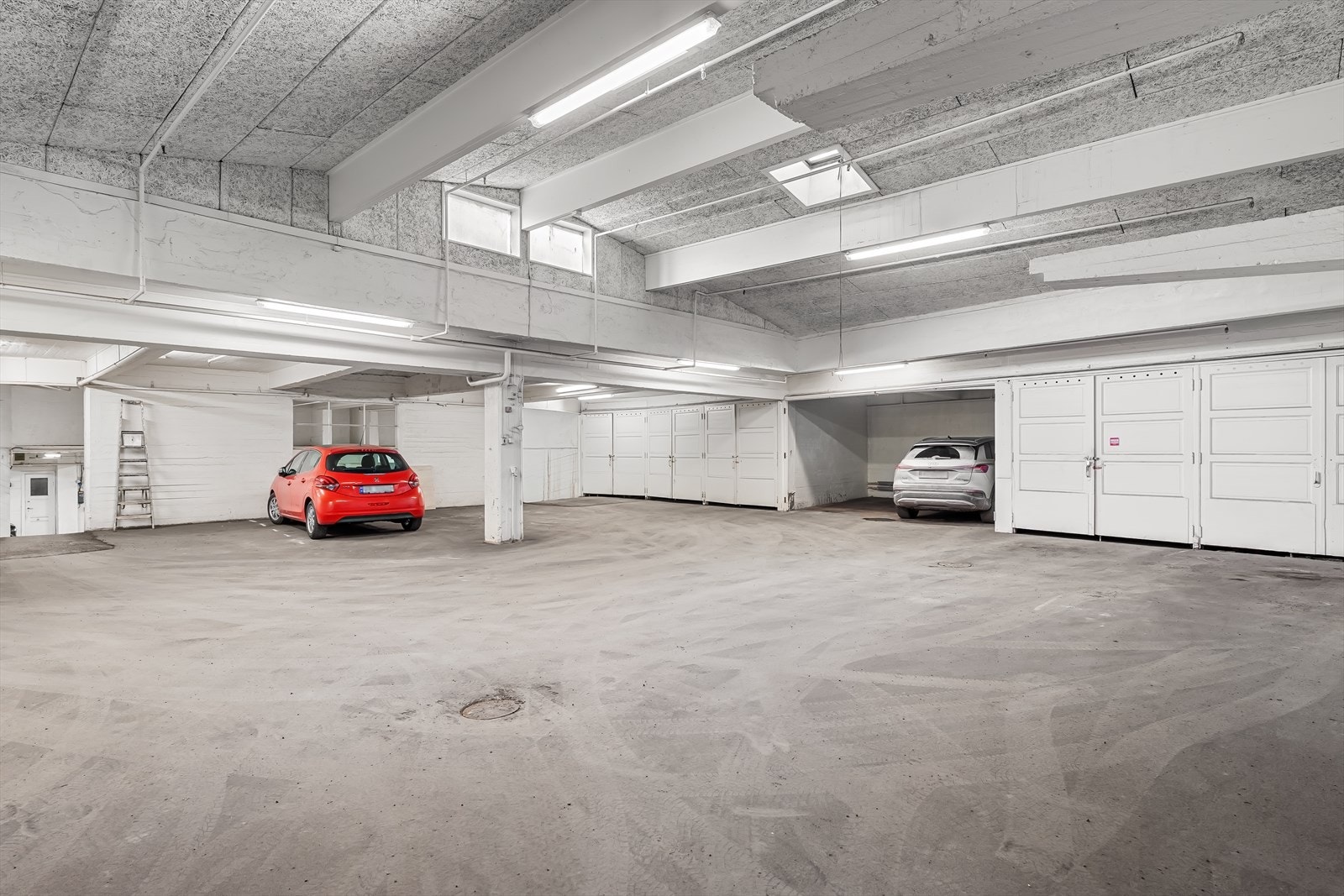 Sameiet har 48 parkeringsplasser som leies ut til beboere og eksterne. Beboere betaler kr. 1.100,- pr. mnd. for garasjeplass. Galleribilde