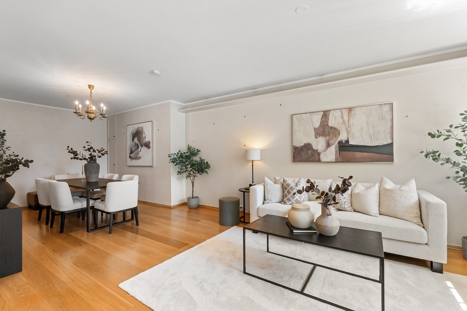 1-stavs eikeparkett som strekker seg gjennom leiligheten. Galleribilde