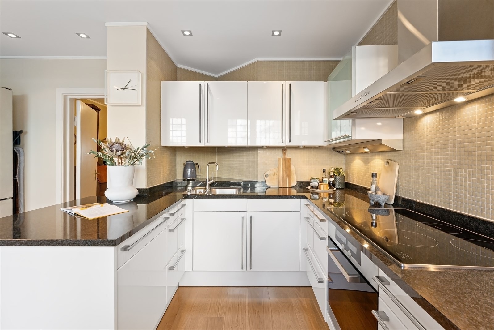 Velutstyrt kjøkken fra SieMatic med glatte høyglans fronter og 2 stk. overskap med frostet glass. Galleribilde