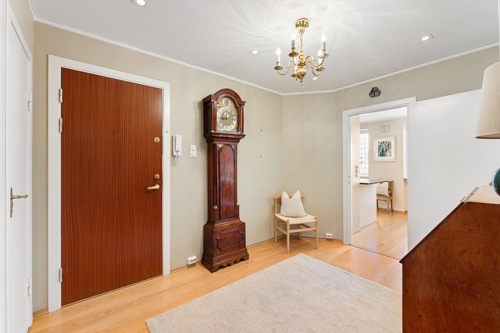 Innbydende og lys entré. Galleribilde