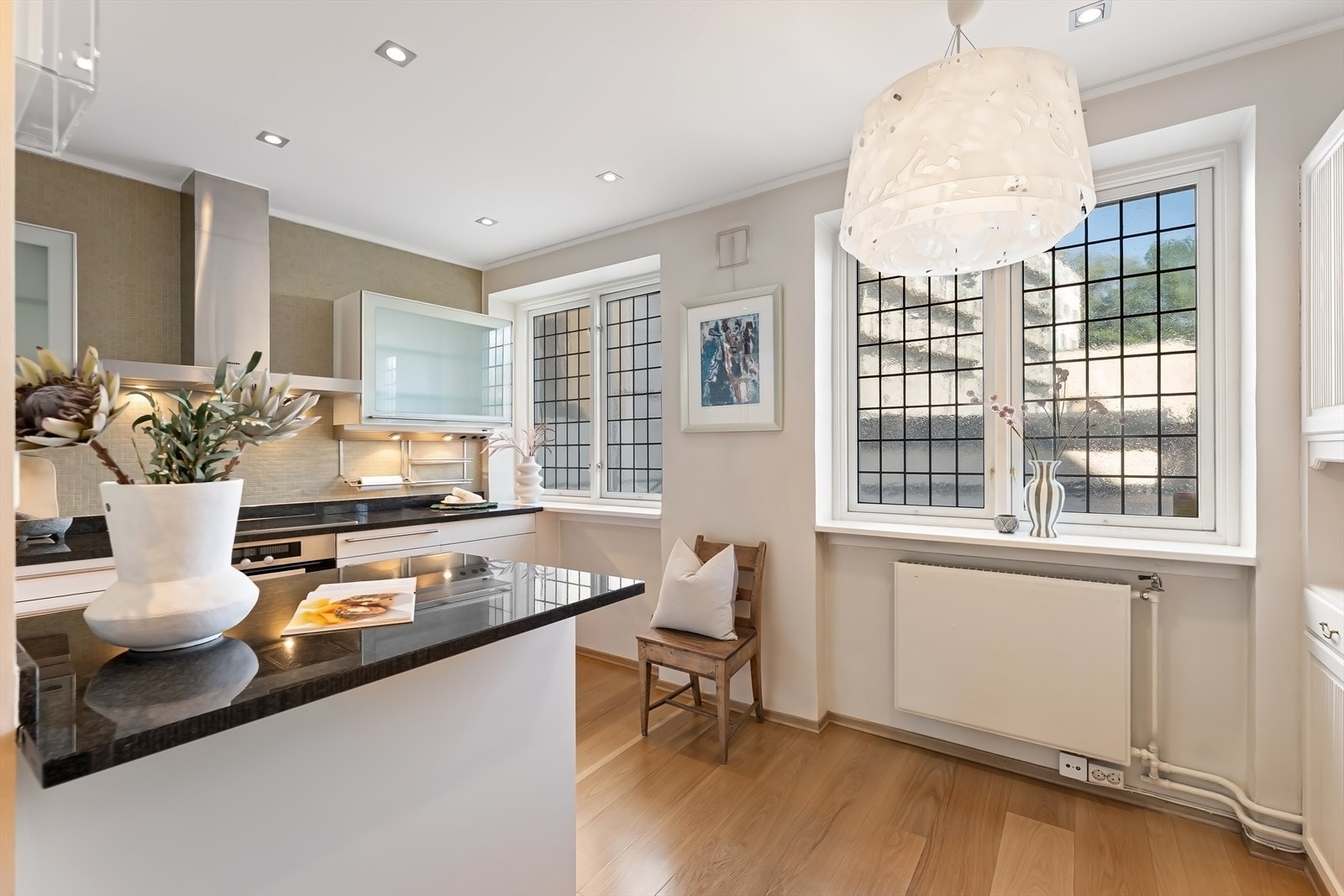 Integrert i kjøkkenet er Miele stekeovn, fryseskap og Miele oppvaskmaskin. Galleribilde