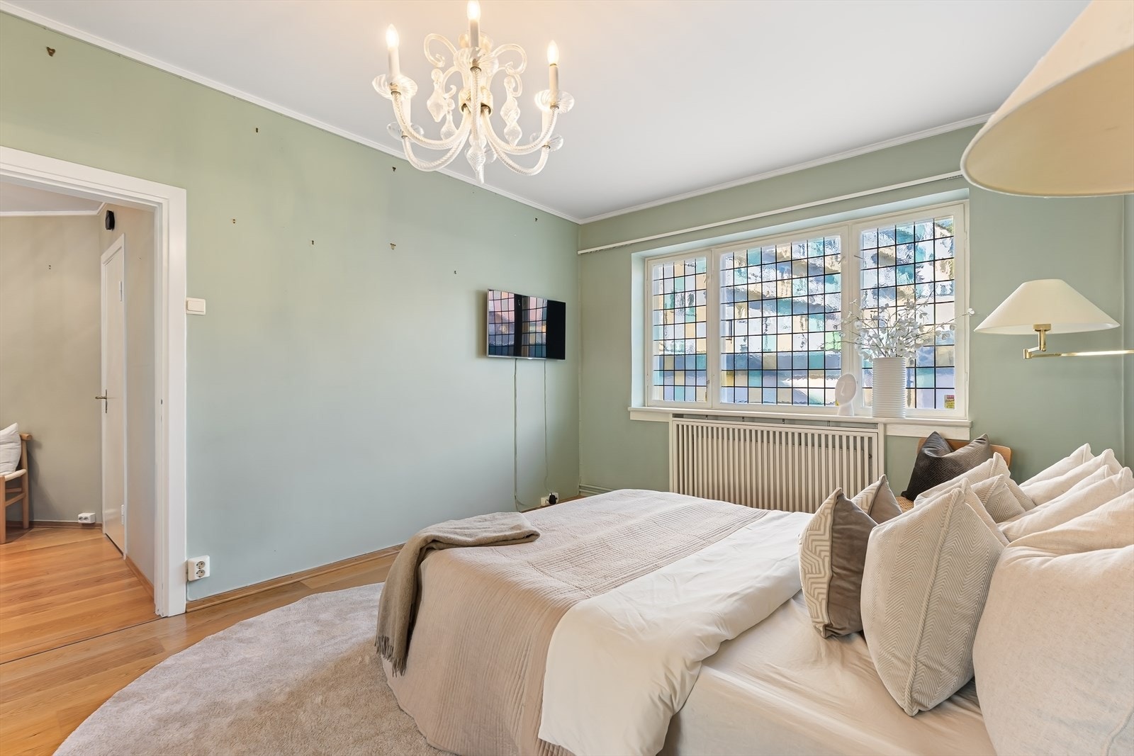 Plass til dobbeltseng med tilhørende møblement. Galleribilde