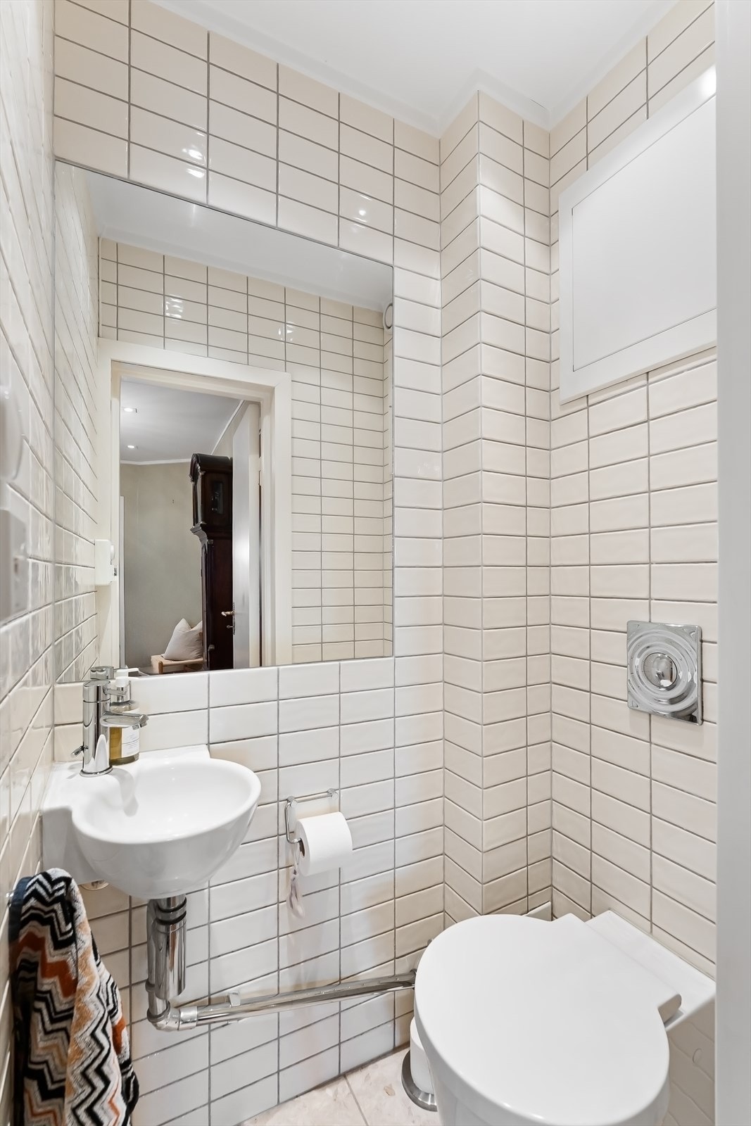 Toalettrom pusset opp 2005 med vegghengt toalett og flislagt gulv med varmekabler. Galleribilde