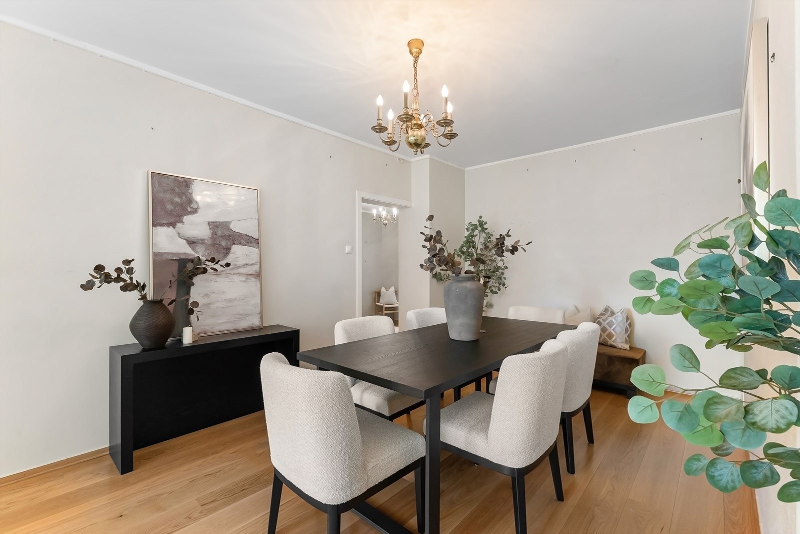 Spisestuen ligger praktisk plassert mellom stuen og kjøkkenet. Galleribilde