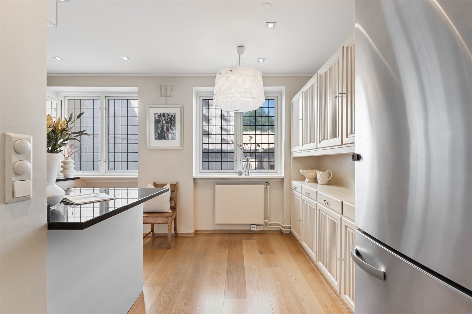 Skap innredning på vegg som byr på videre oppbevaringsplass. Galleribilde