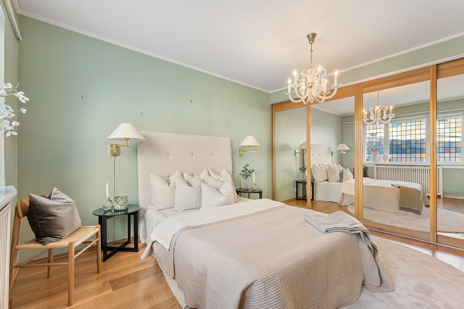 Godt med oppbevaringsplass i skyvedørsgarderobe med speilfronter. Galleribilde