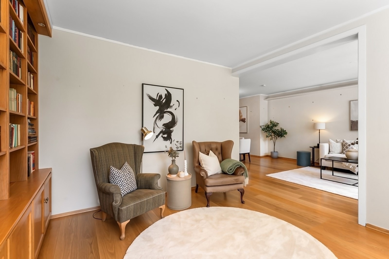 Leiligheten har en praktisk planløsning med gode muligheter for å lage to soverom mot bakgård, og flytte kjøkkenet ut i stuen. Galleribilde