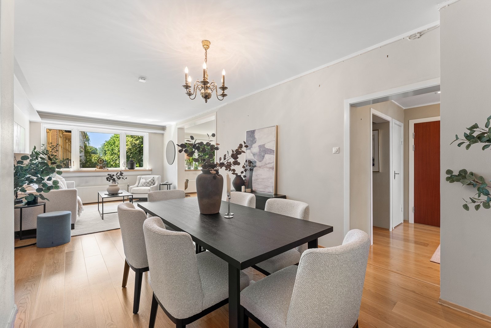 Leiligheten byr på svært hyggelig utsyn, heis og mulighet for garasjeleie. Galleribilde