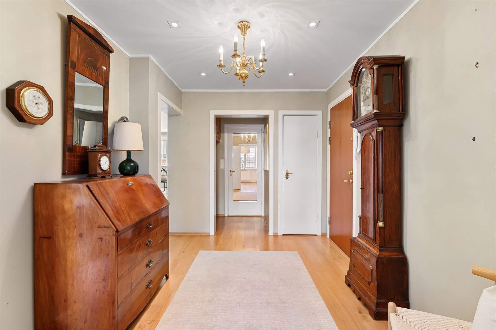 Romslig hall med nisje for oppbevaring av sko og yttertøy. Galleribilde